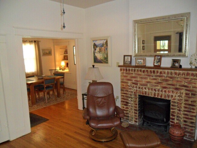Building Photo - Wonderful 445 College Avenue 3 bdrm 1 bath...