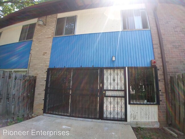 Building Photo - 2 br, 1.5 bath House - 2312 Ewing Avenue #5