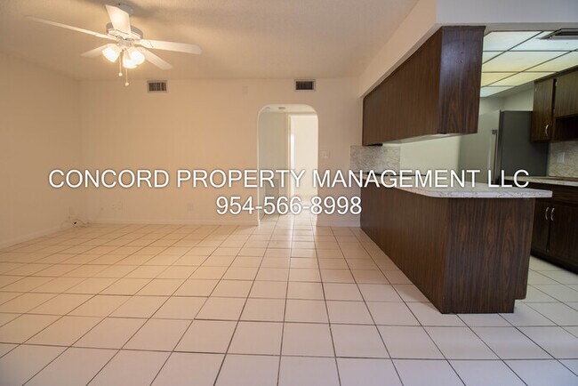 Foto del edificio - Spacious 2 Bedroom, 1 Bathroom- Pool - Laundry on Site- Fully Tiled- Central AC