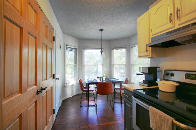 Foto del edificio - Stunning, Modern 2 Bed, 2 Bath with Office...