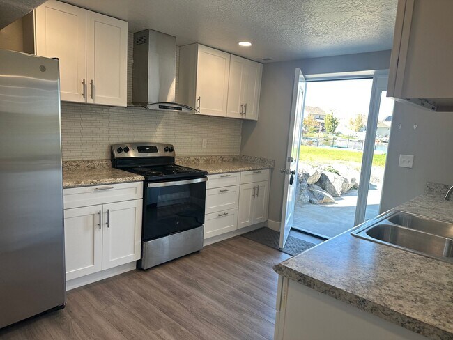 Foto del edificio - 6038 Bayshore Dr