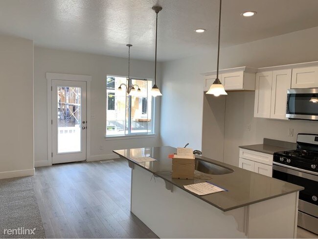 Building Photo - 3 br, 2.5 bath Townhome - 3740 W 2380 N