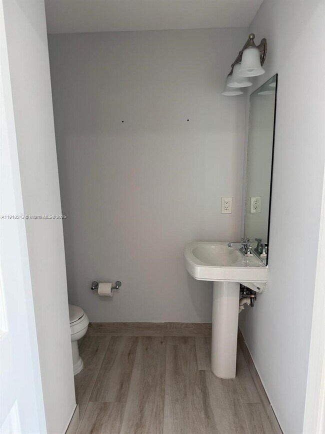 Foto del edificio - 1300 Ponce de Leon Blvd