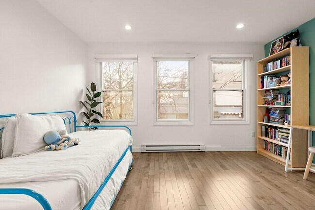 Building Photo - 214 8th St
