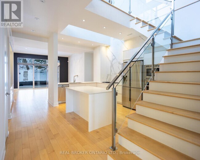 Photo du bâtiment - 88 S Kingsway