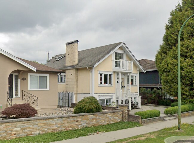 Photo du bâtiment - 3955 Pandora St