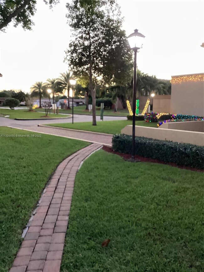Foto del edificio - 8340 N Missionwood Cir