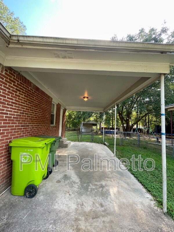 Building Photo - 216 Saddlefield Rd