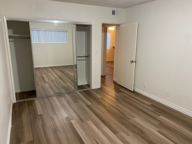 Foto del edificio - 10701 Moorpark St