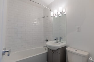 1BR, 1BA - 611SF - Bathroom - 318, 332 & 352 Patricia Avenue