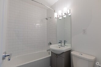 1BR, 1BA - 611SF - Bathroom - 318, 332 & 352 Patricia Avenue