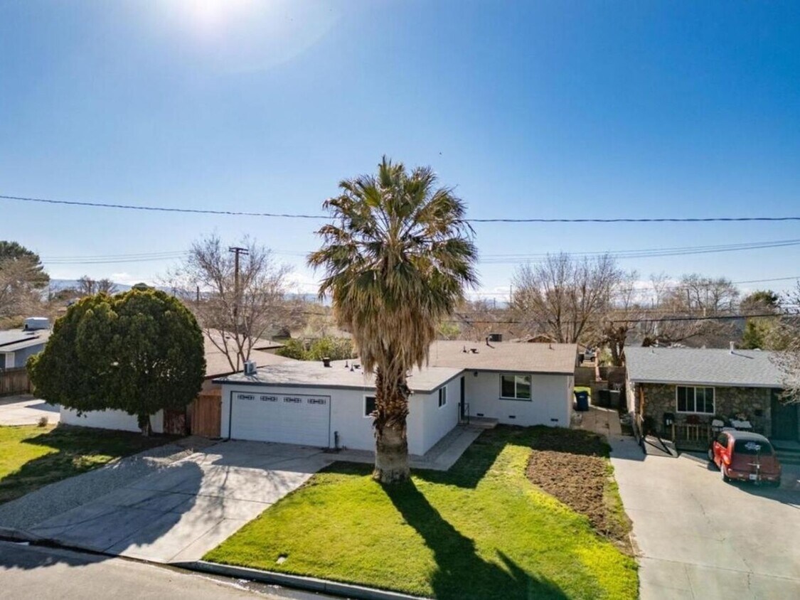 Foto principal - 4 Bedroom Single Family Home in Lancaster