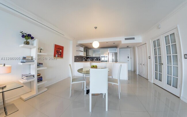 Building Photo - 5601 Collins Ave