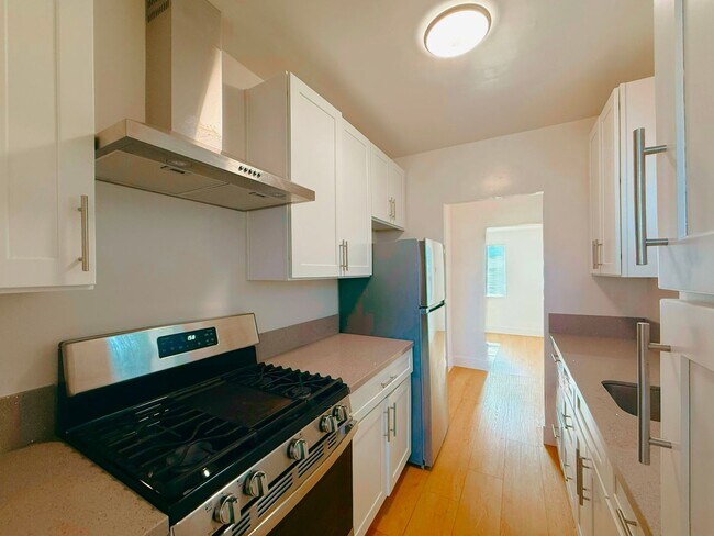 Foto del edificio - Welcome to Your Charming Ocean Beach 1-Bedroom – Private Yard & Parking