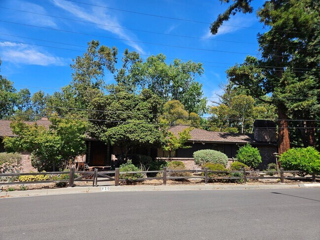 Foto del edificio - Stunning 5 Bed 3 Bath Naglee Park Home With Scenic Views