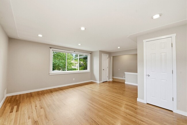 Foto del edificio - 5 bedroom, 3 1/2 bath, home with two master suites and 2 car garage.