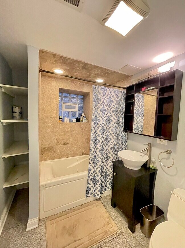 Foto del edificio - 2217 W Giddings St