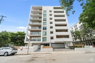 Building Photo - 2740 SW 28th Terrace