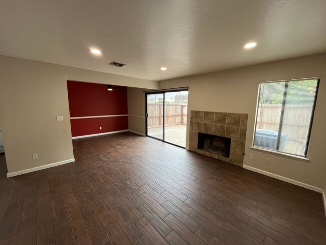 Building Photo - 401 N Center Ct