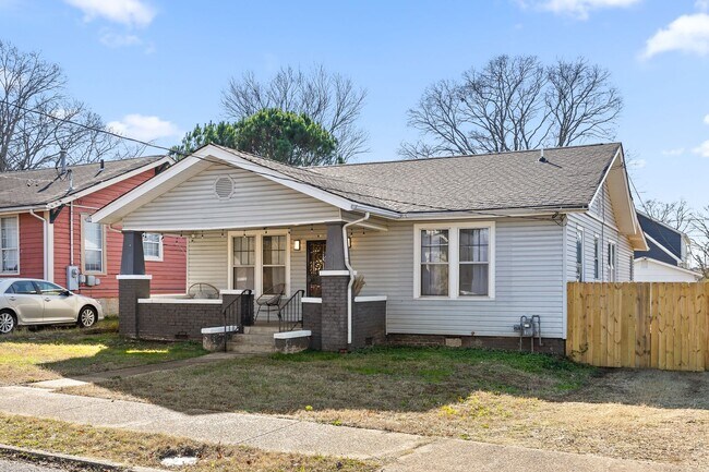 Foto del edificio - 3 Bed | 2 Bath | Fenced Backyard + Beautif...