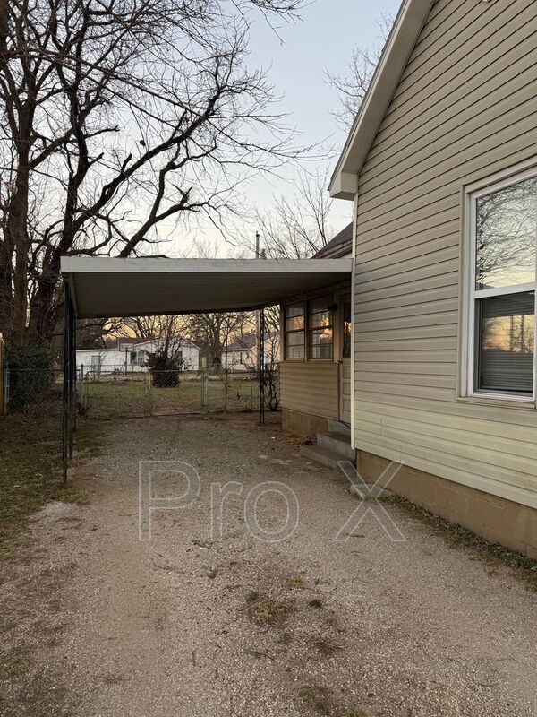 Foto del edificio - 820 N Indiana Ave