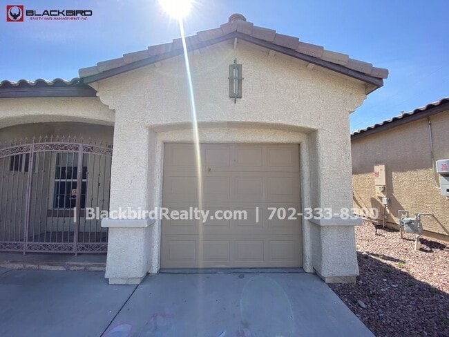 Building Photo - Single Story Pool Solar Panels 4 beds