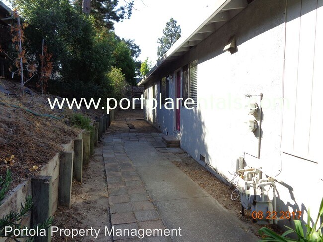 Building Photo - 104-104 Oak Ln