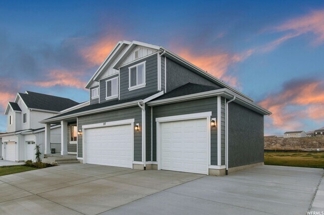 Building Photo - Stunning Home Right on the Golf Course!