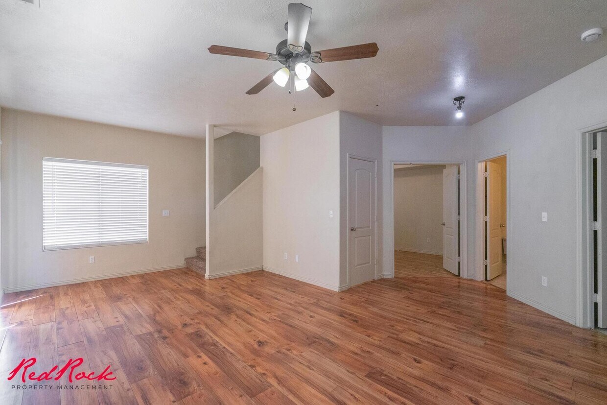 Foto principal - Five Bedroom Townhome With a Walkout Basem...