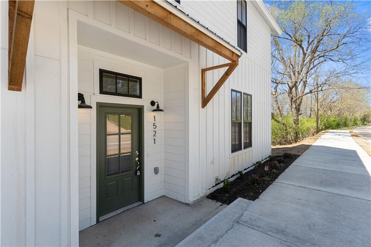 Foto principal - 2 OR 3 bedroom 1.5 bath home close to U of A