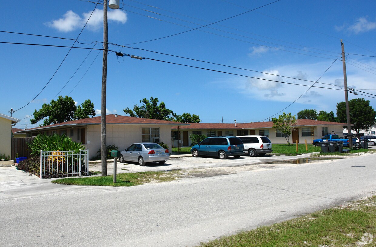 Foto principal - 5751 Flagler St