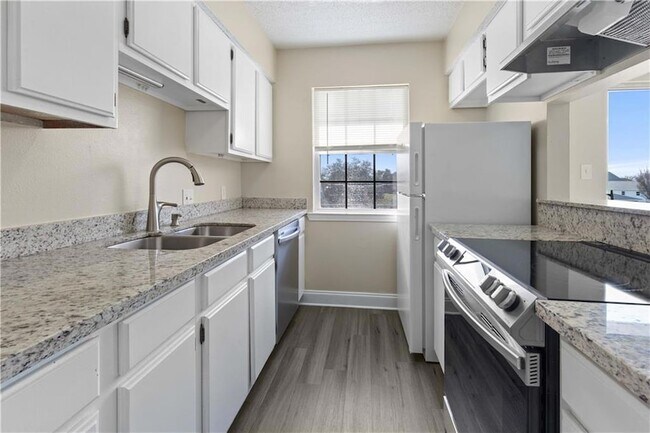 Building Photo - 4800 Pontchartrain Dr