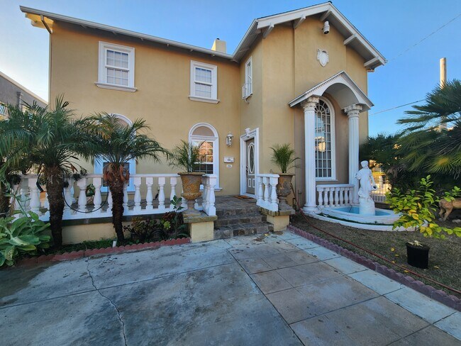 Building Photo - 775 N Heliotrope Dr