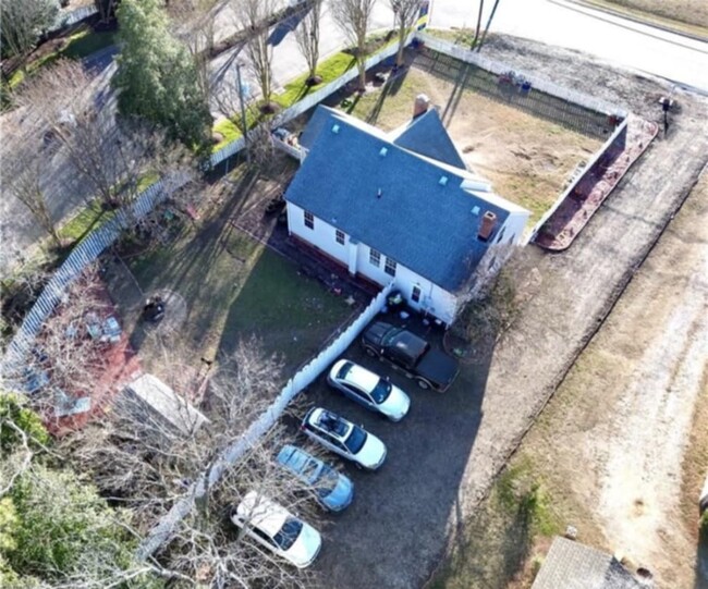 Building Photo - 819 S Church St