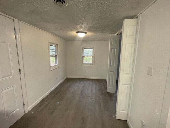 Building Photo - Beautiful 3 bedroom 2 full bathroom availa...