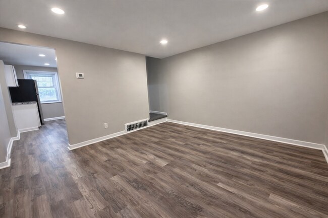 Building Photo - Charming Updated 2BR Rowhome with Modern Kitchen & Washer/Dryer