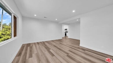 Building Photo - 126 S Manhattan Pl