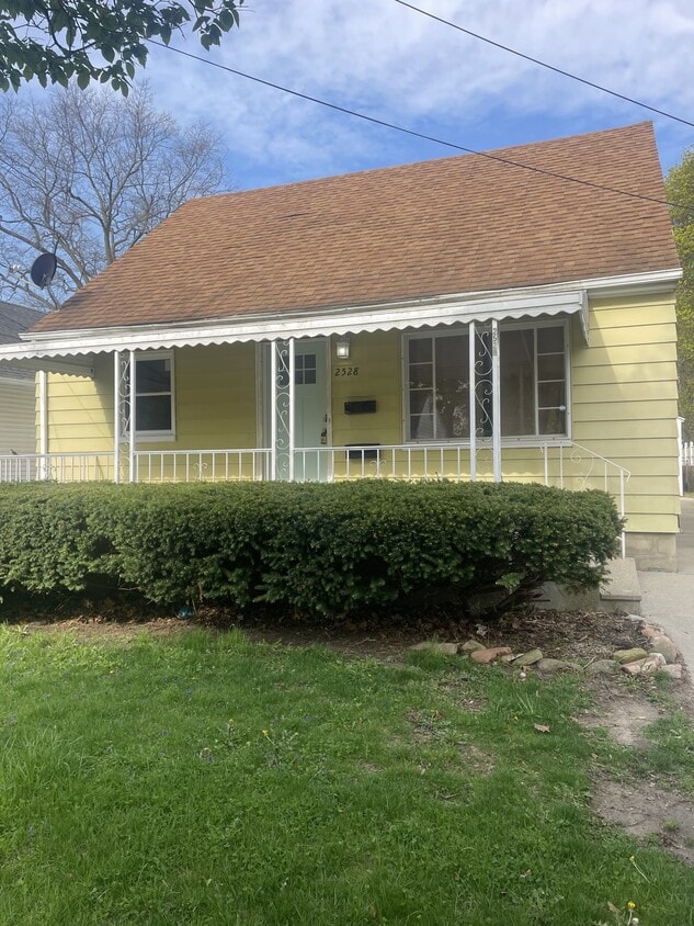 Photo - 2528 Forest Ave (Lansing, MI)