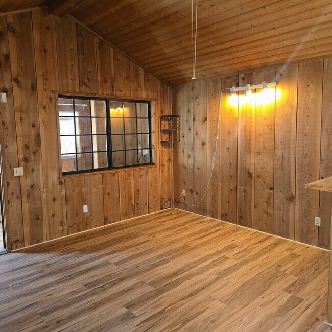 Foto del edificio - Charming 2-Bedroom + Office Home with Rece...