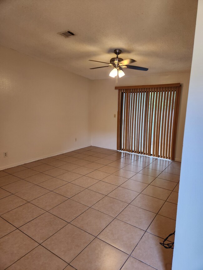 Sala de estar - 8349 Country Walk Dr