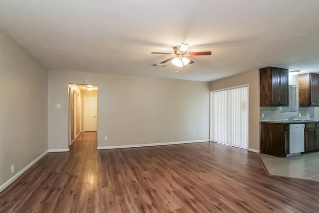 Foto del edificio - 701 Inwood Dr