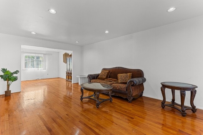 Building Photo - 3516 Gordon Dr