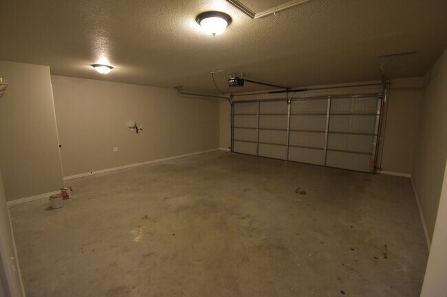 Building Photo - 3 Bedroom, 2 Bath, 2 Car Garage Home! Larg...