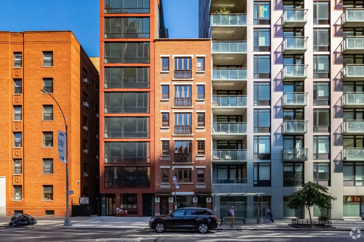 Primary Photo - 1400 York Ave