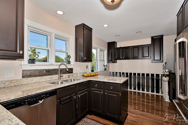 Building Photo - 652 Buckthorn Terrace