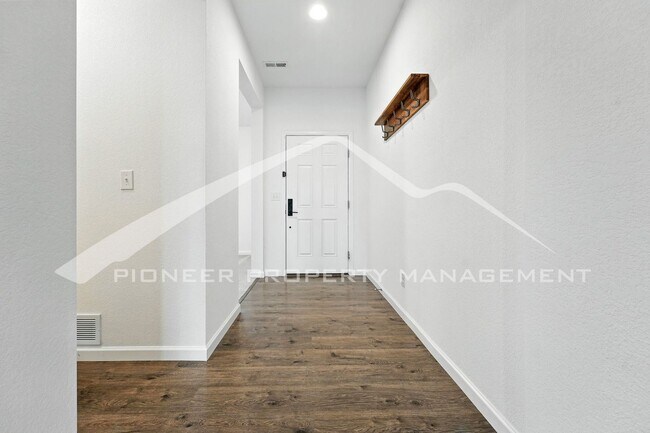 Building Photo - Spacious Home with Washer/Dryer and Centra...