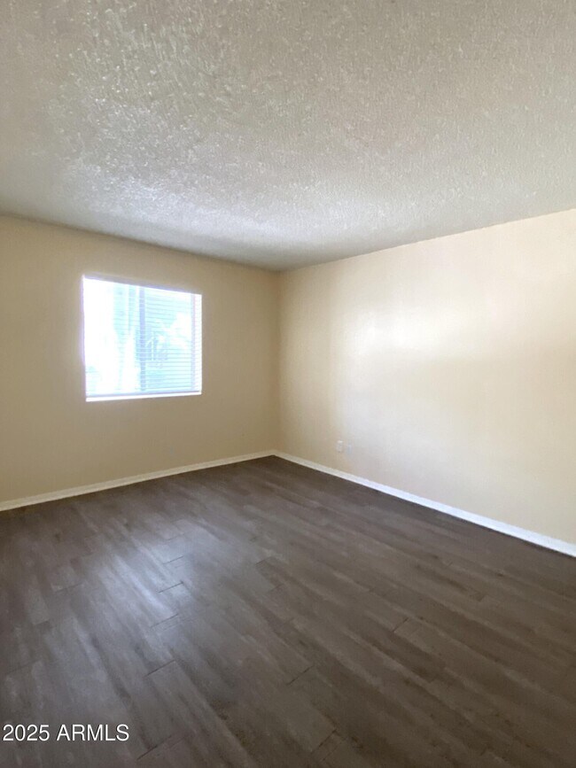 Foto del edificio - 4554 E Paradise Village Pkwy N