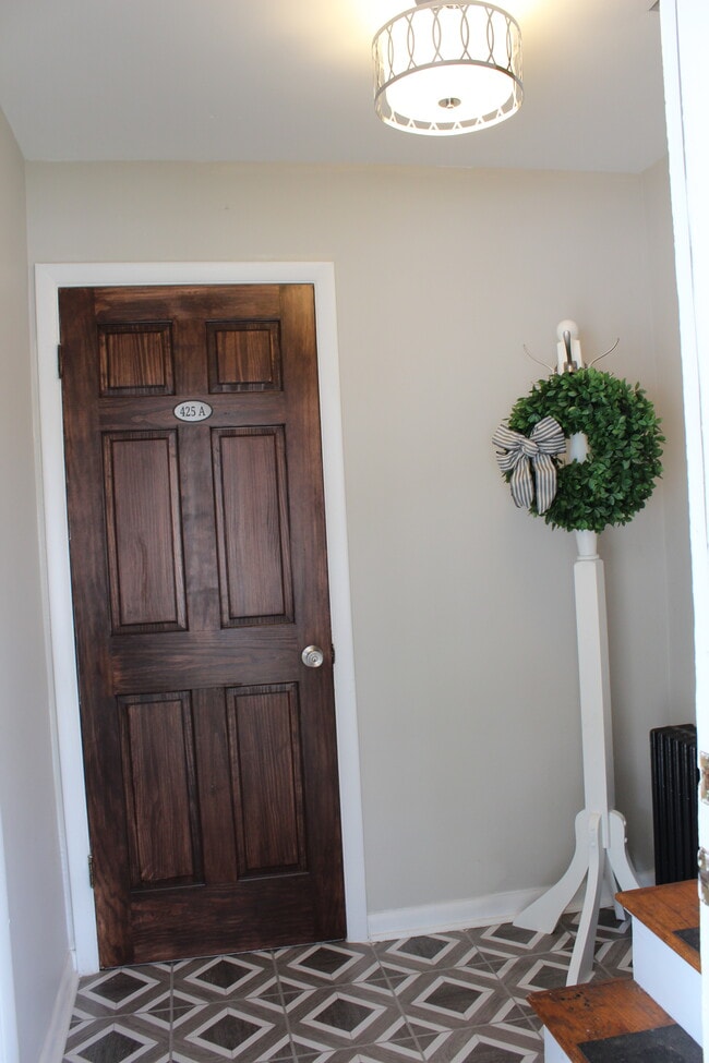 Lobby/front door for apartment A - 425 S Loudoun St