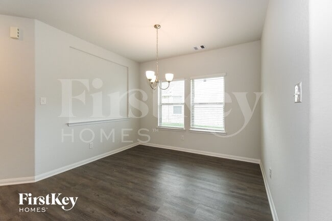 Foto del edificio - 321 Lk Wy Cir