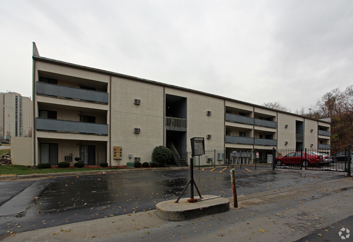 Cambridge West Apartments in Kansas City, KS